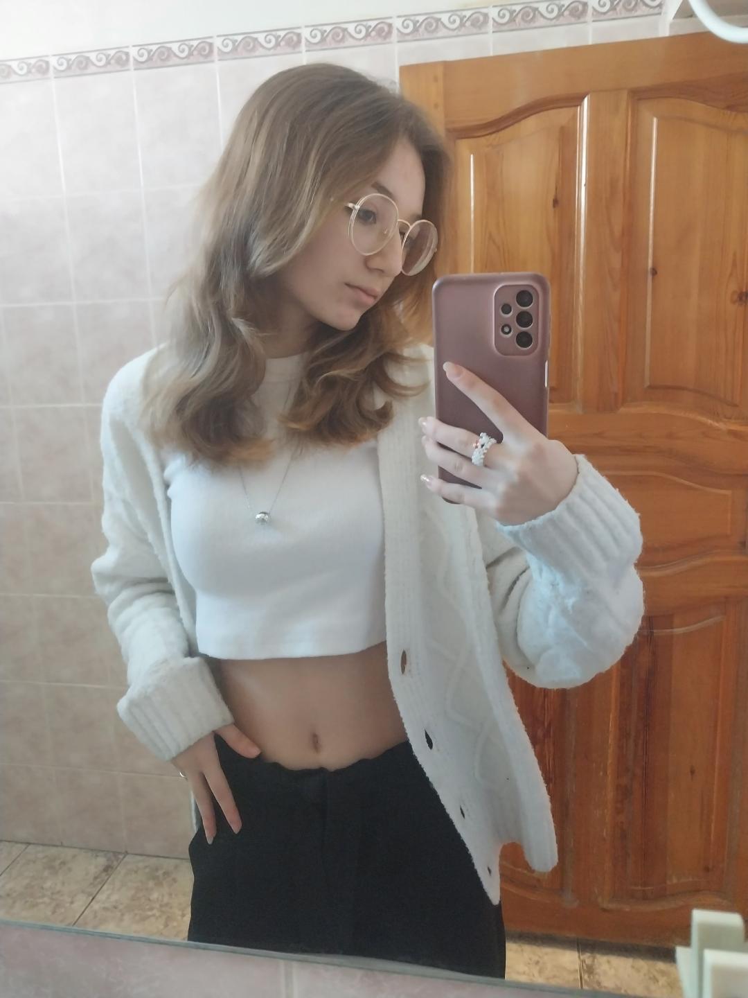 Image of cam model NellyBeddows from XloveCam