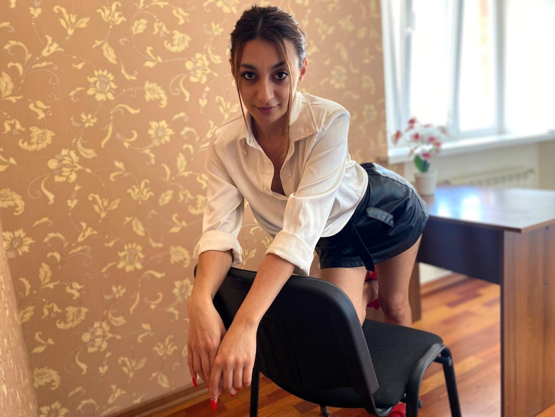 Image of cam model MiyaLinn from XloveCam