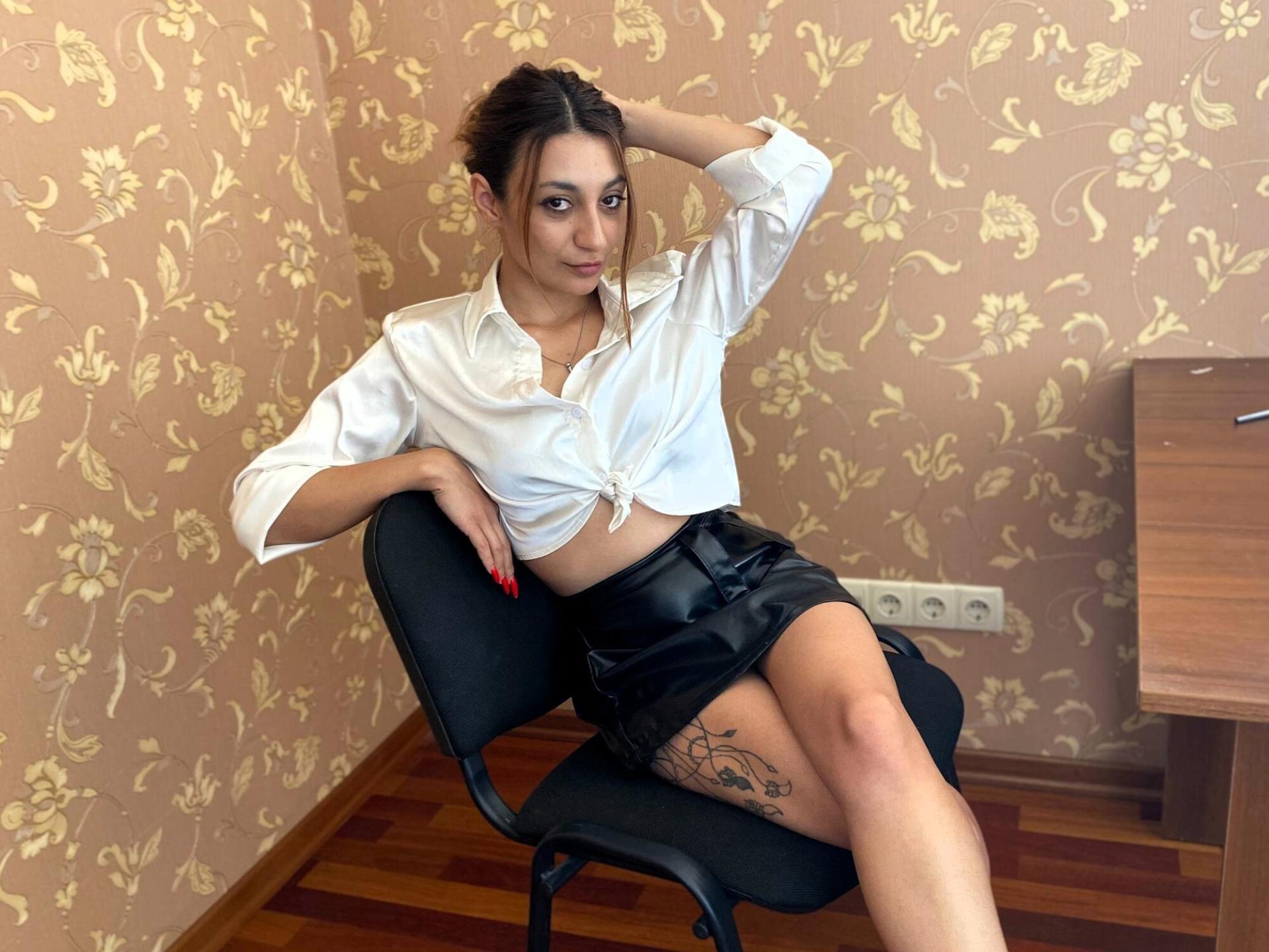 Image of cam model MiyaLinn from XloveCam