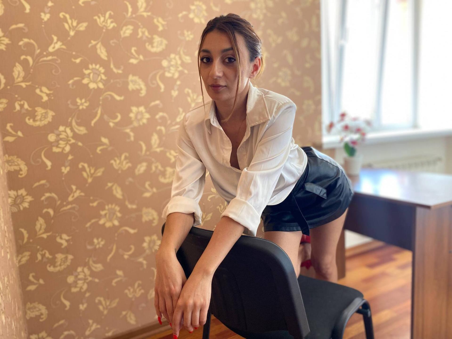 Image of cam model MiyaLinn from XloveCam