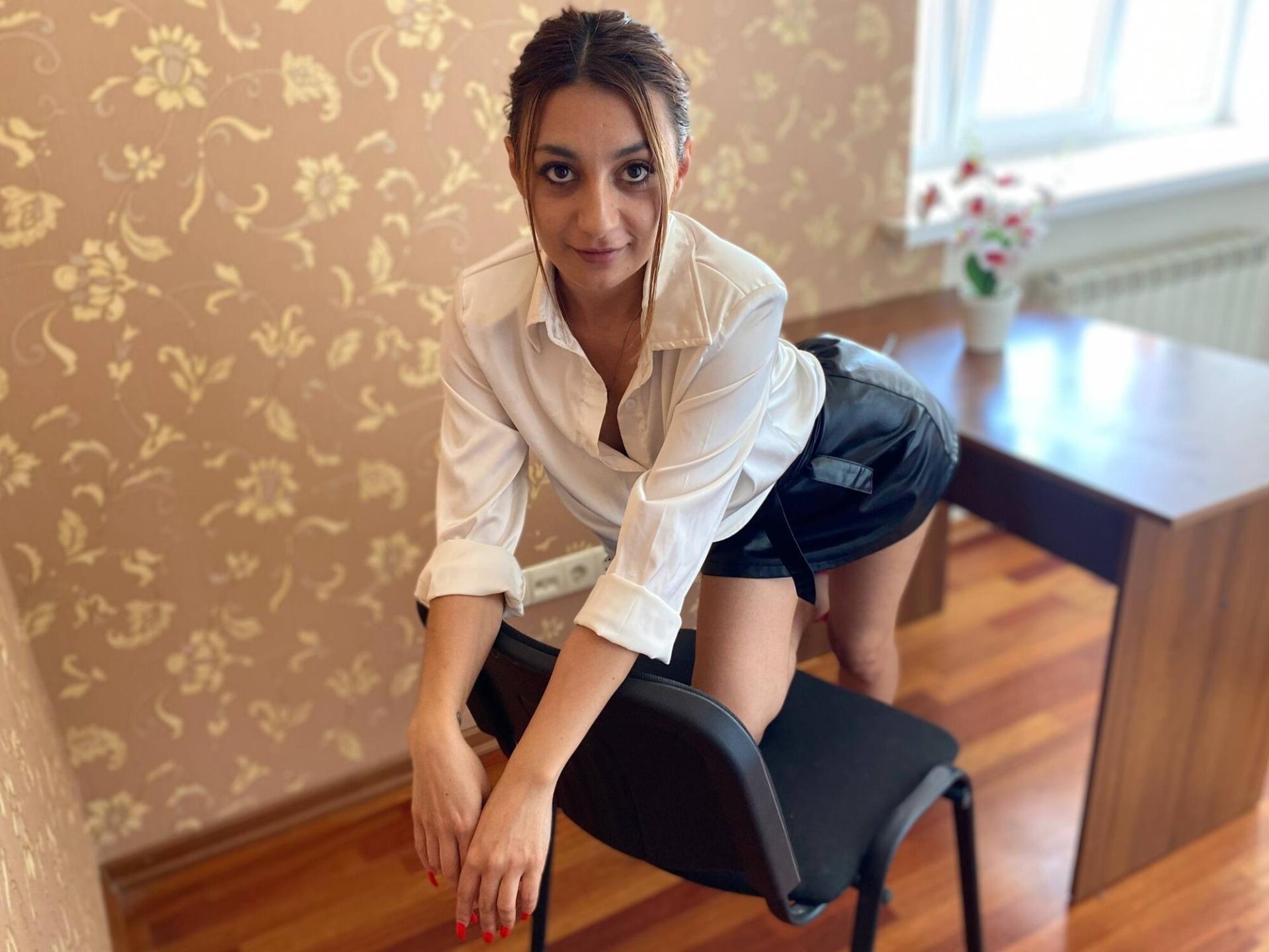Image of cam model MiyaLinn from XloveCam