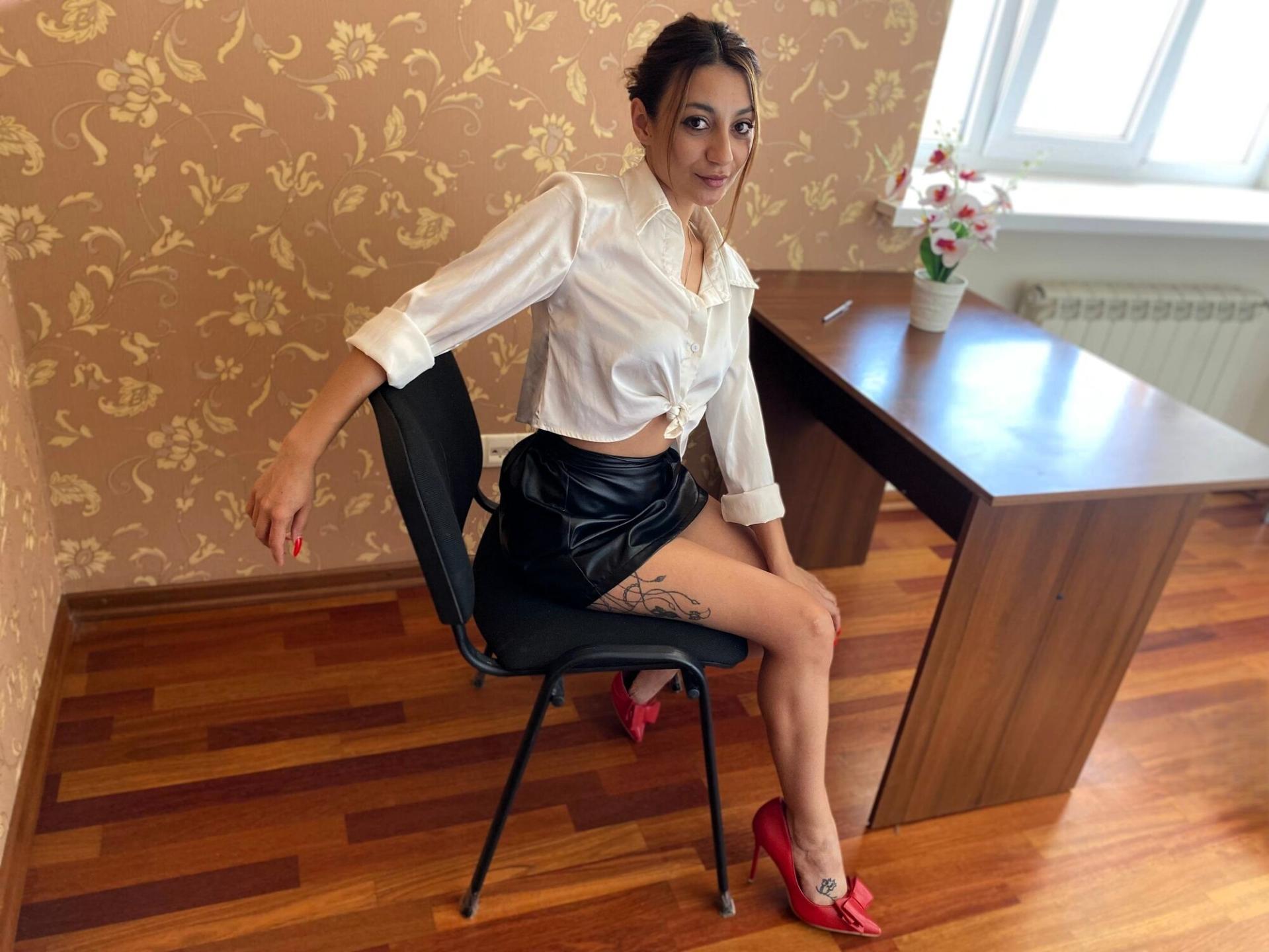 Image of cam model MiyaLinn from XloveCam