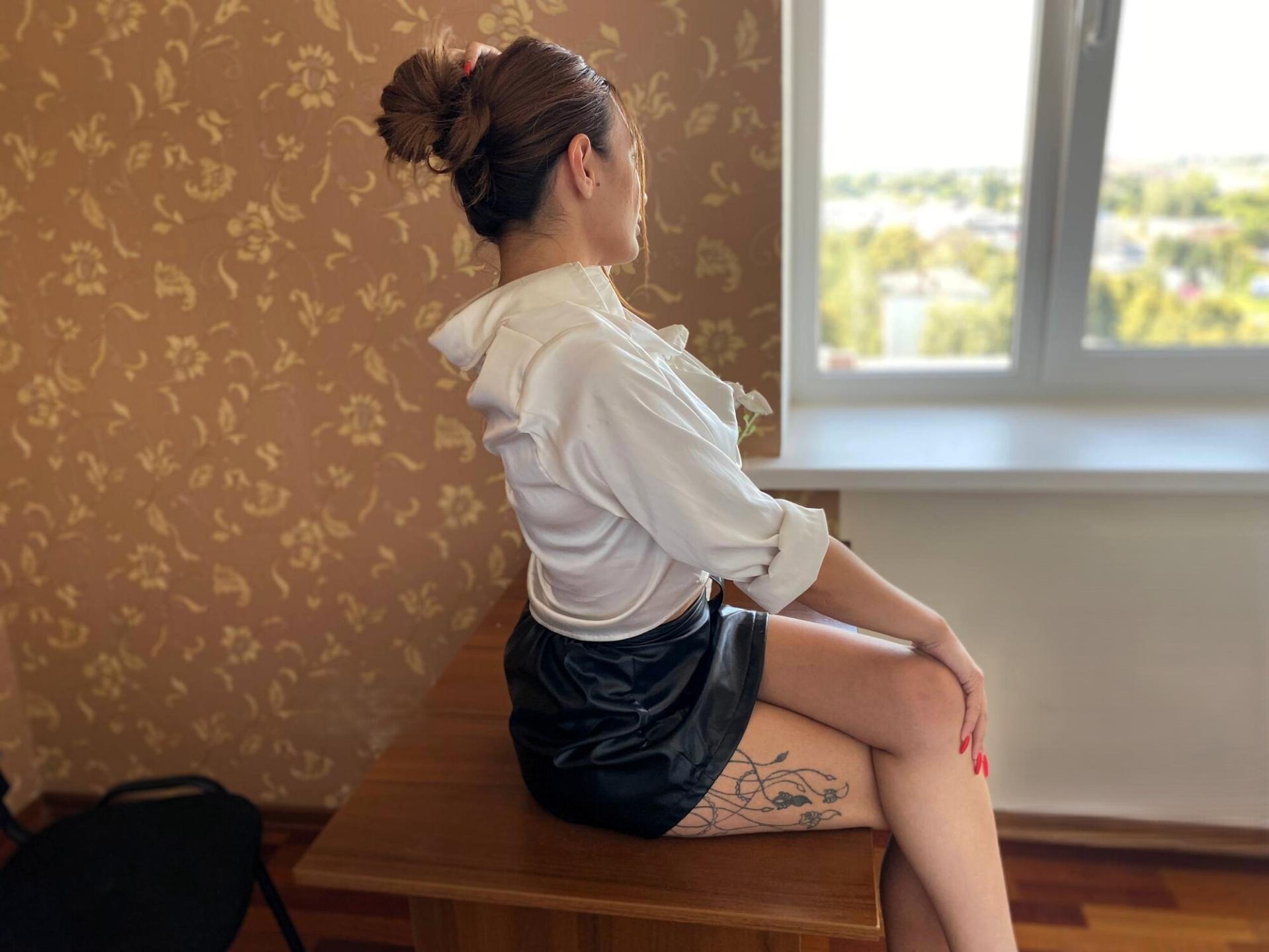 Image of cam model MiyaLinn from XloveCam