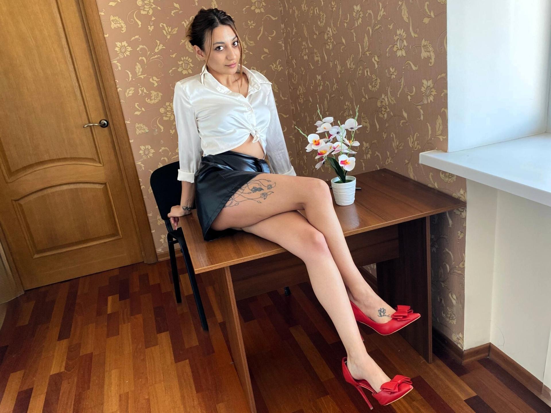 Image of cam model MiyaLinn from XloveCam