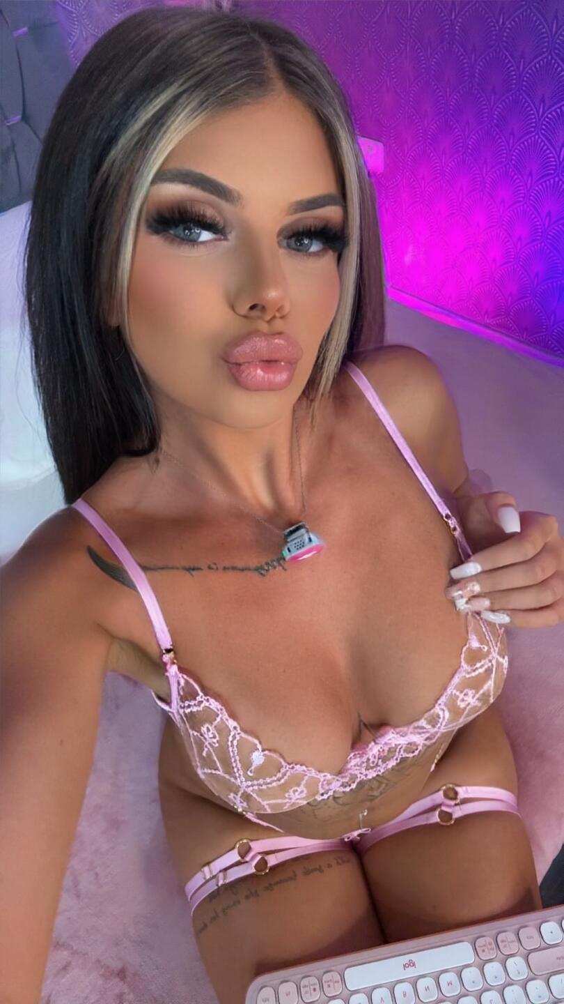 Image of cam model EvieBliss from XloveCam
