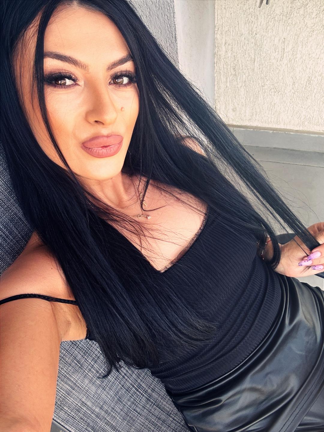 Image of cam model AmelieReea from XloveCam