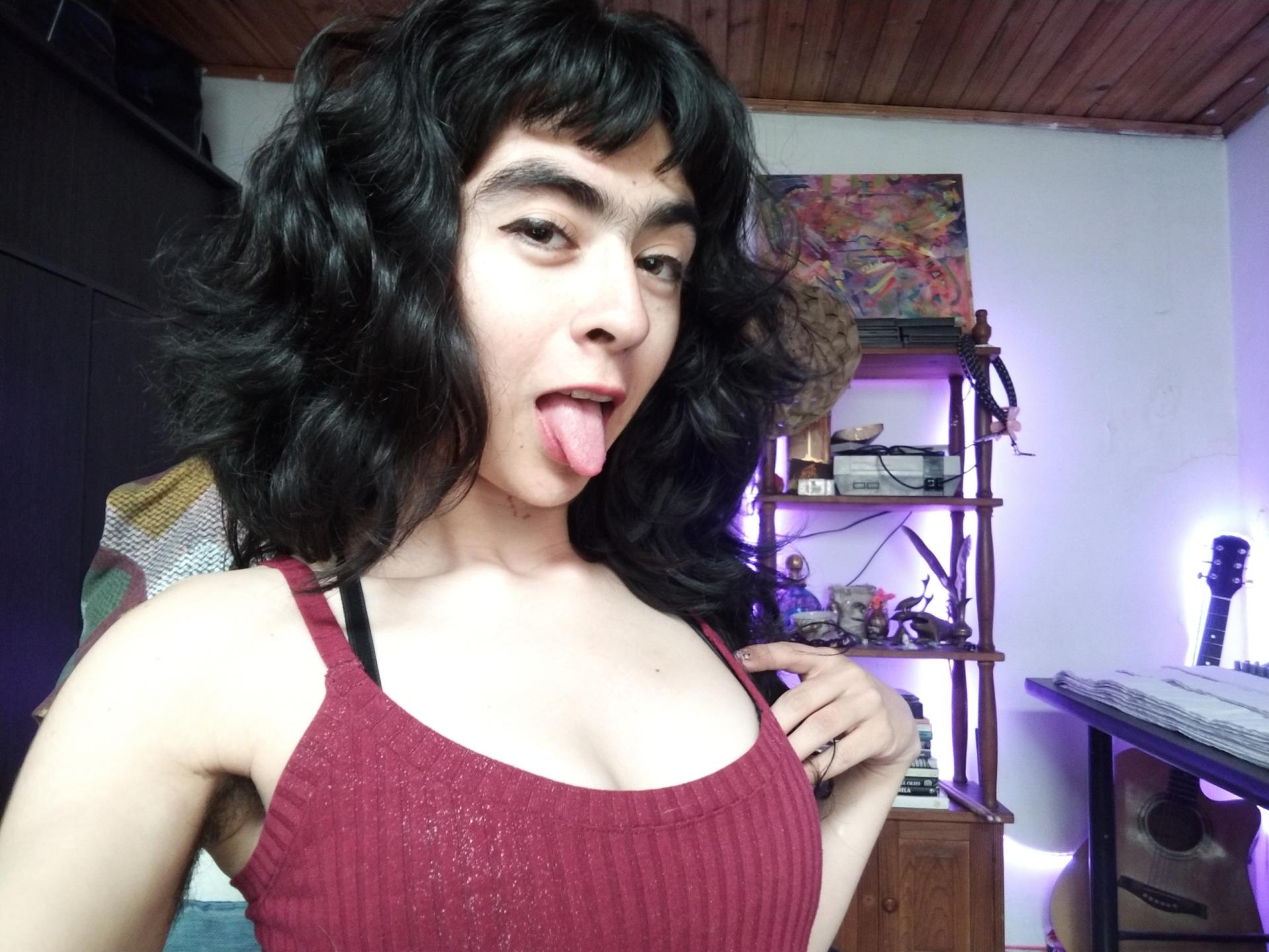 Image of cam model FridaBiscuit from XloveCam