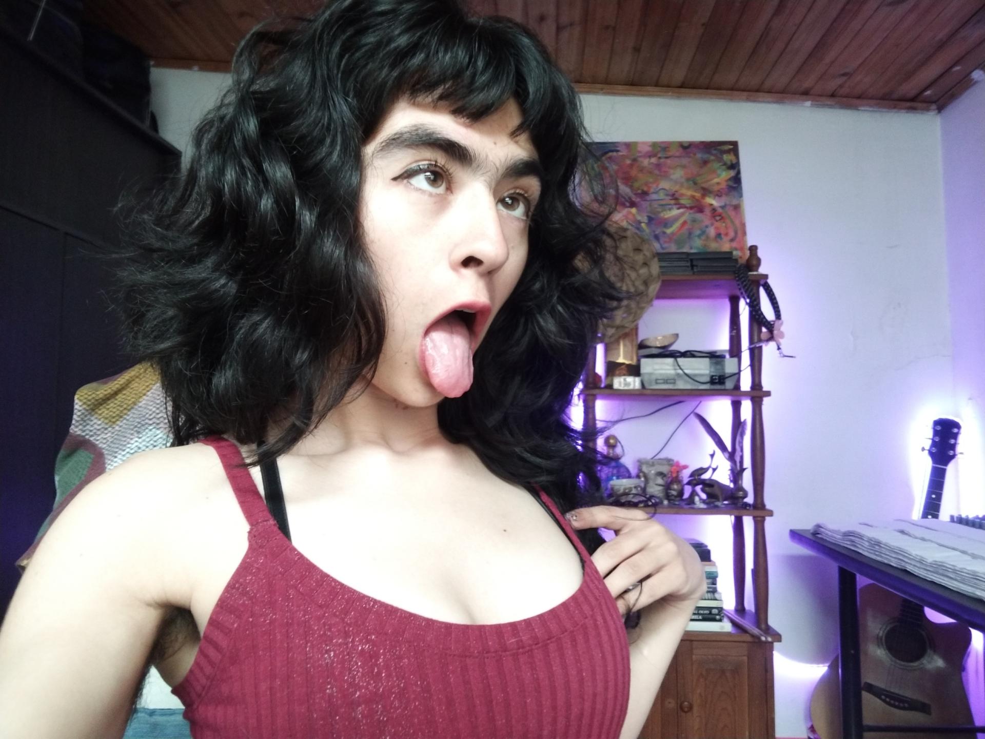 Image of cam model FridaBiscuit from XloveCam