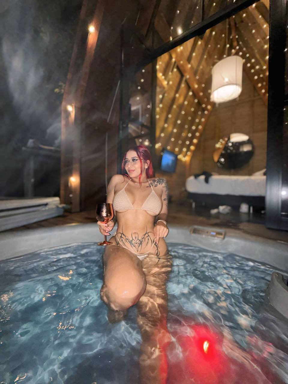 Image of cam model LorenRouge from XloveCam