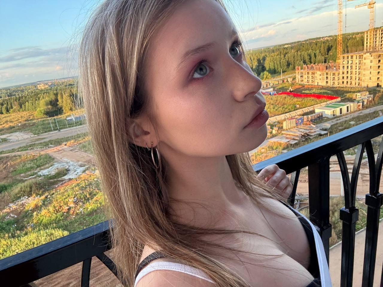 Image of cam model RaeleneRaya from XloveCam