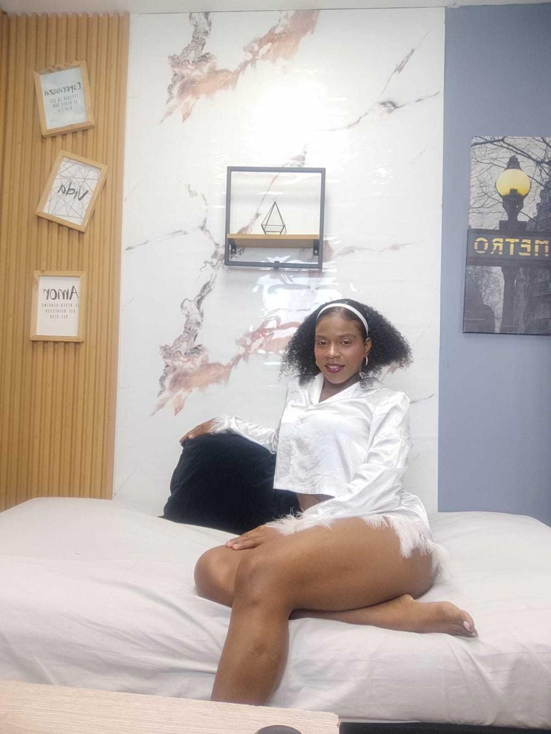 Image of cam model SarahiPusey from XloveCam