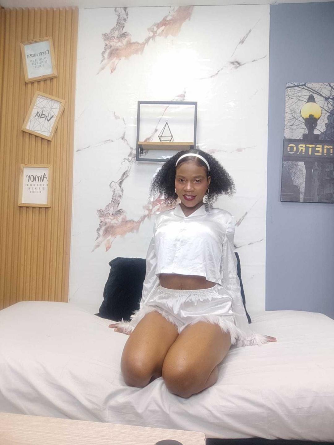 Image of cam model SarahiPusey from XloveCam