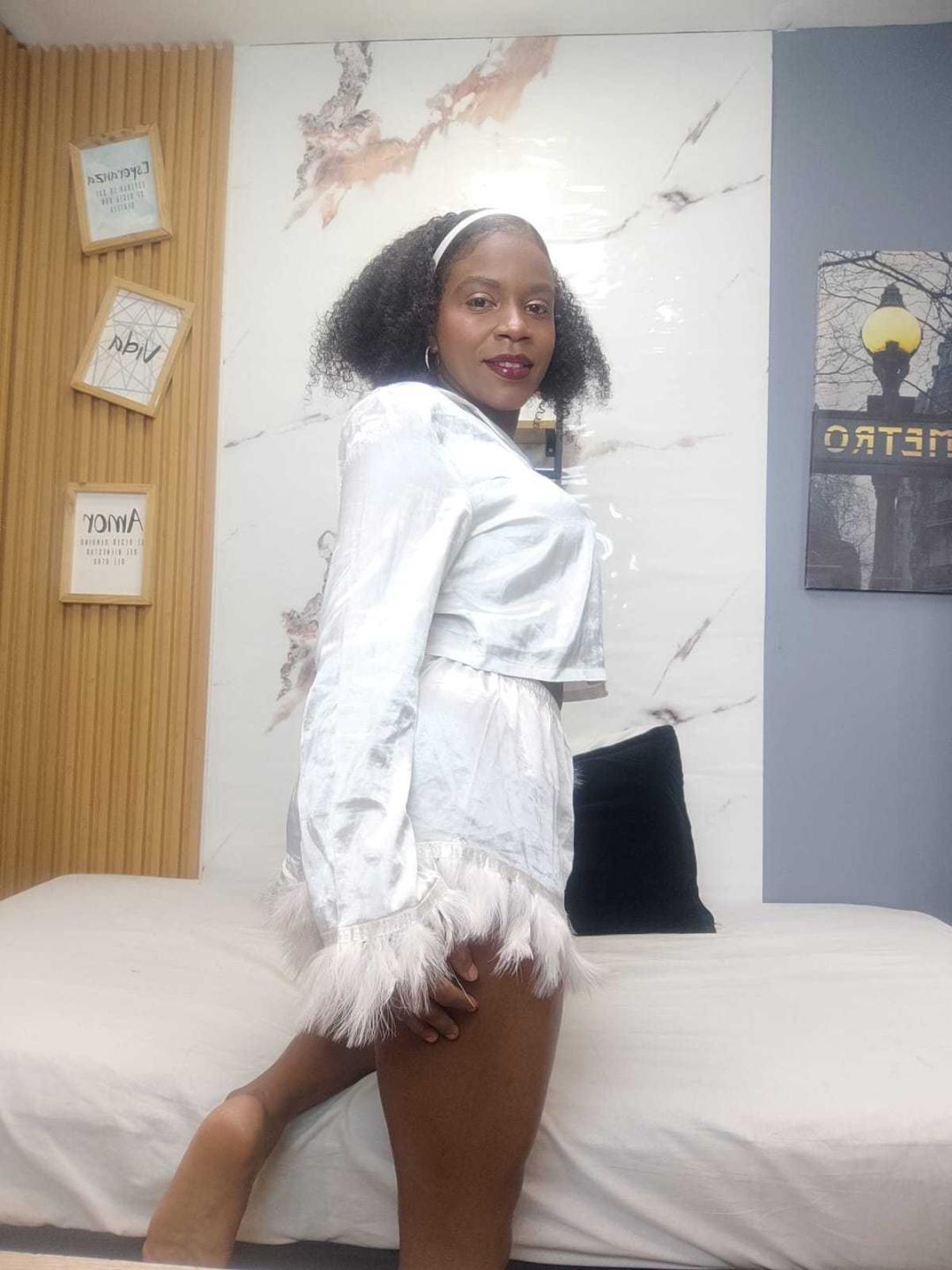 Image of cam model SarahiPusey from XloveCam