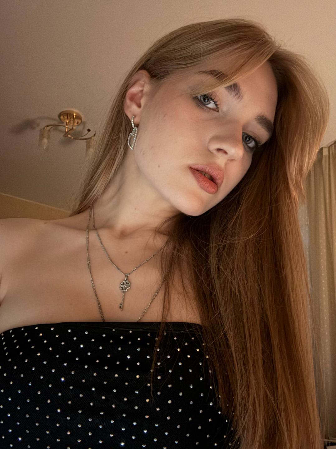 Image of cam model LavernFernald from XloveCam