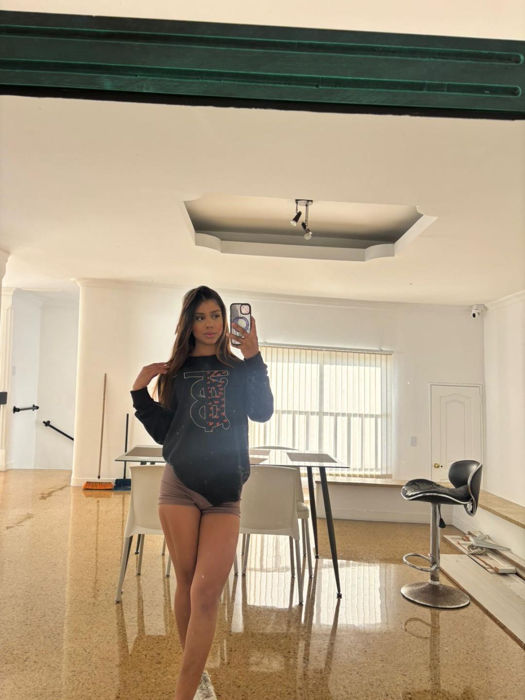 Image of cam model SalyFoster from XloveCam