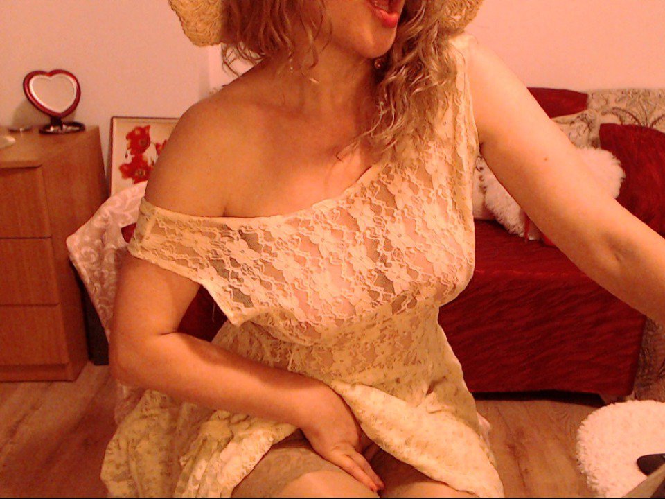 Image of cam model Venusya from XloveCam