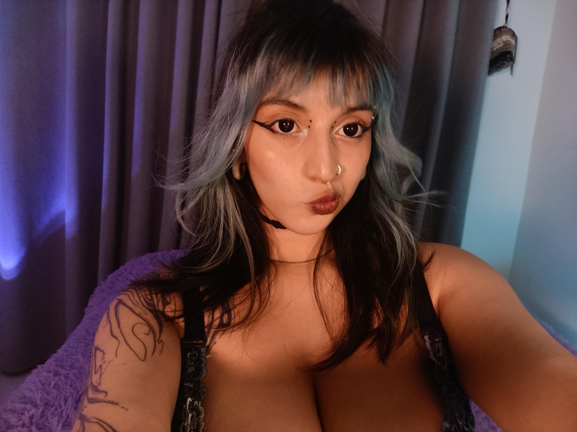 Image of cam model CatBleu from XloveCam