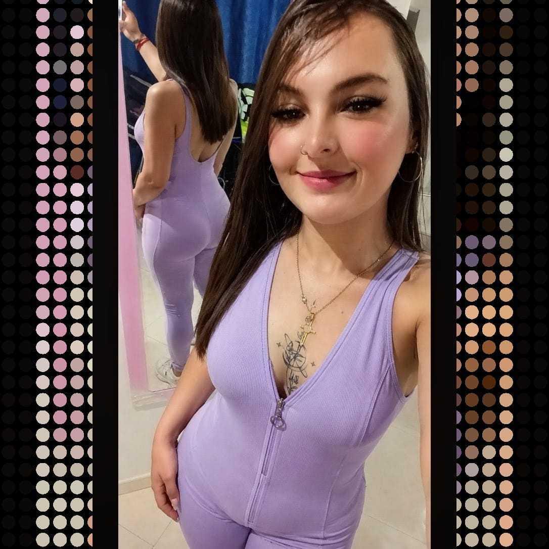 Image of cam model AmmiraGray from XloveCam