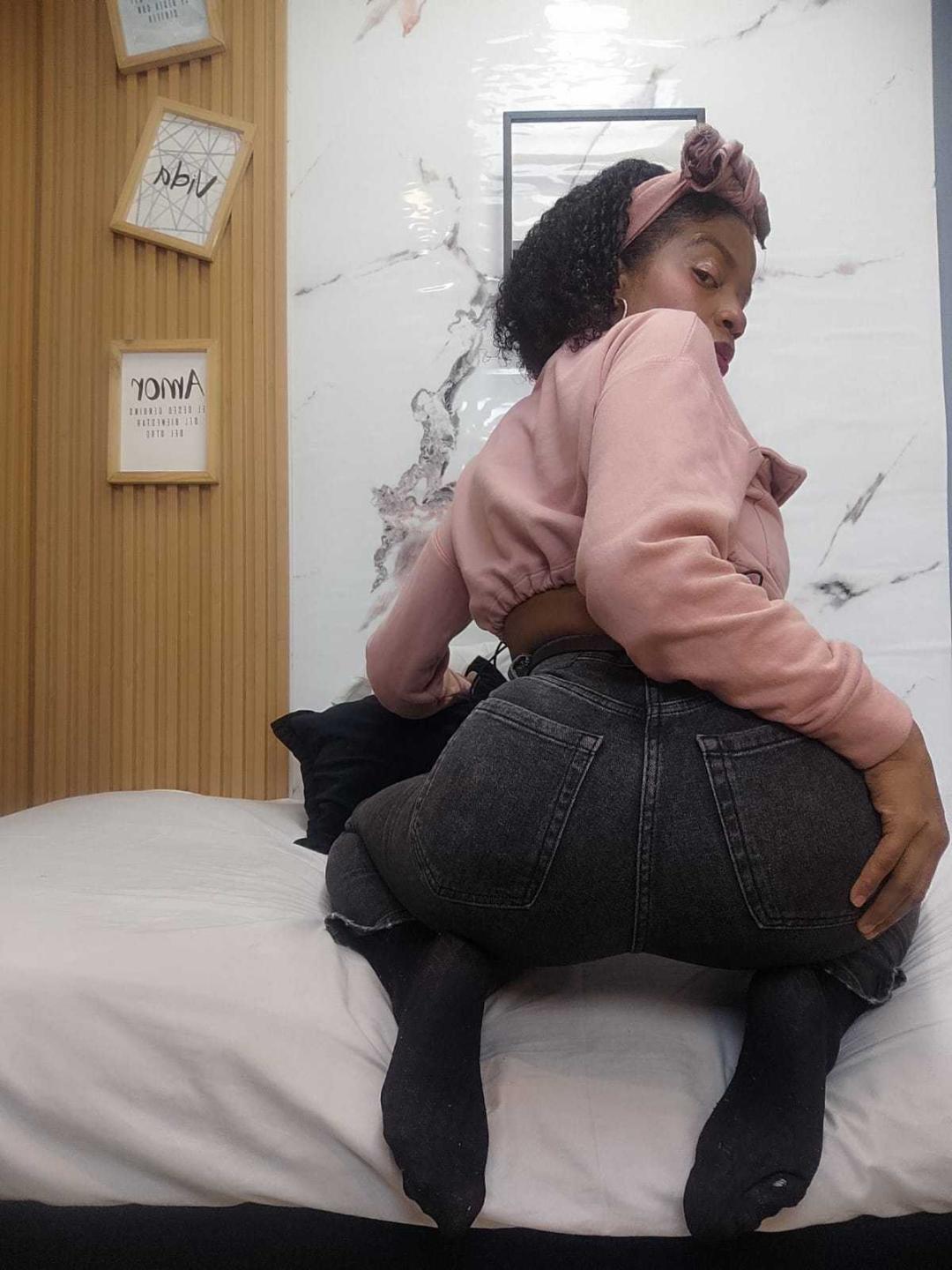 Image of cam model SarahiPusey from XloveCam