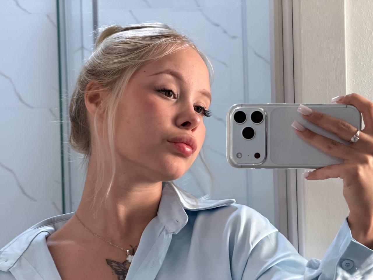 Image of cam model SoftAngelxKisses from XloveCam