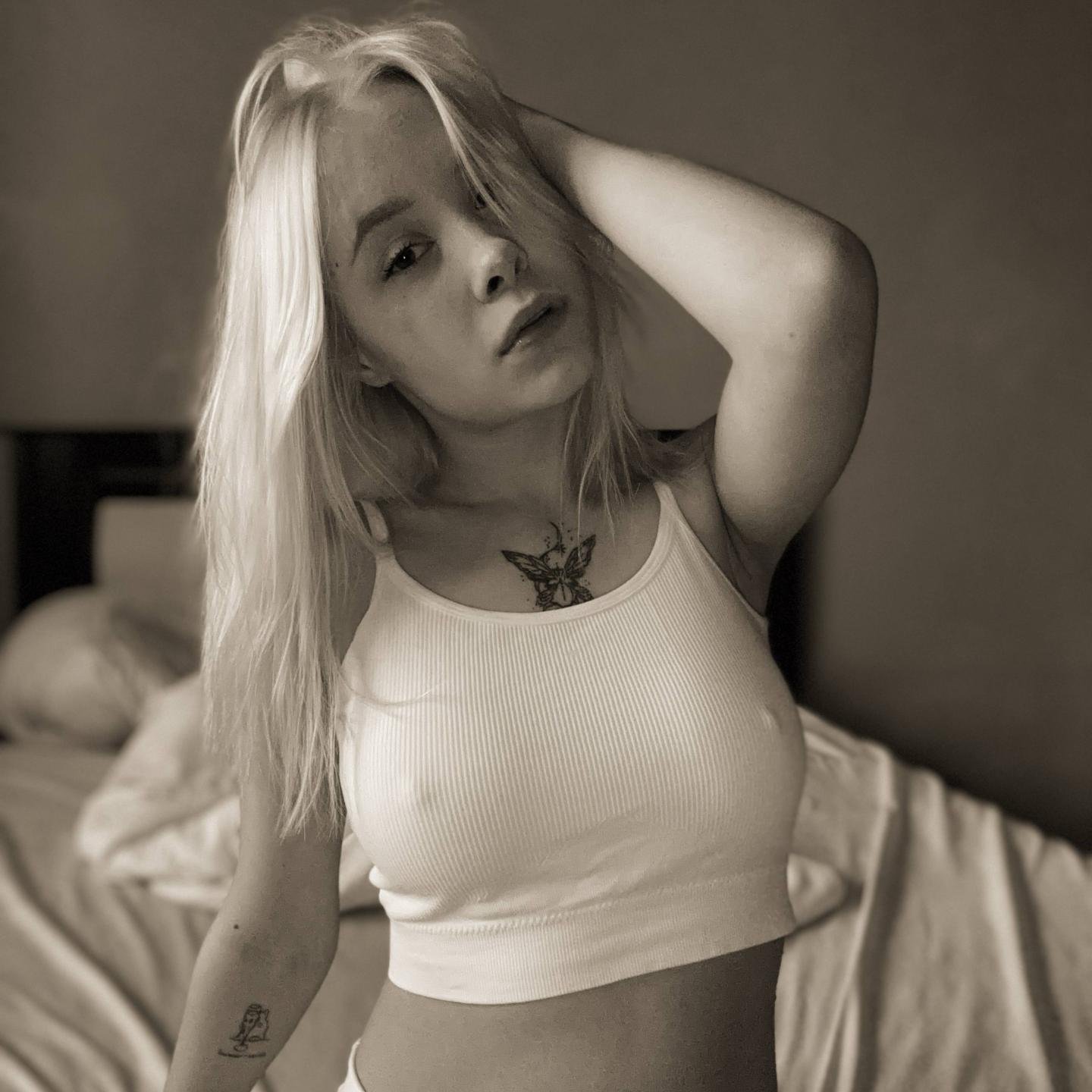Image of cam model SoftAngelxKisses from XloveCam