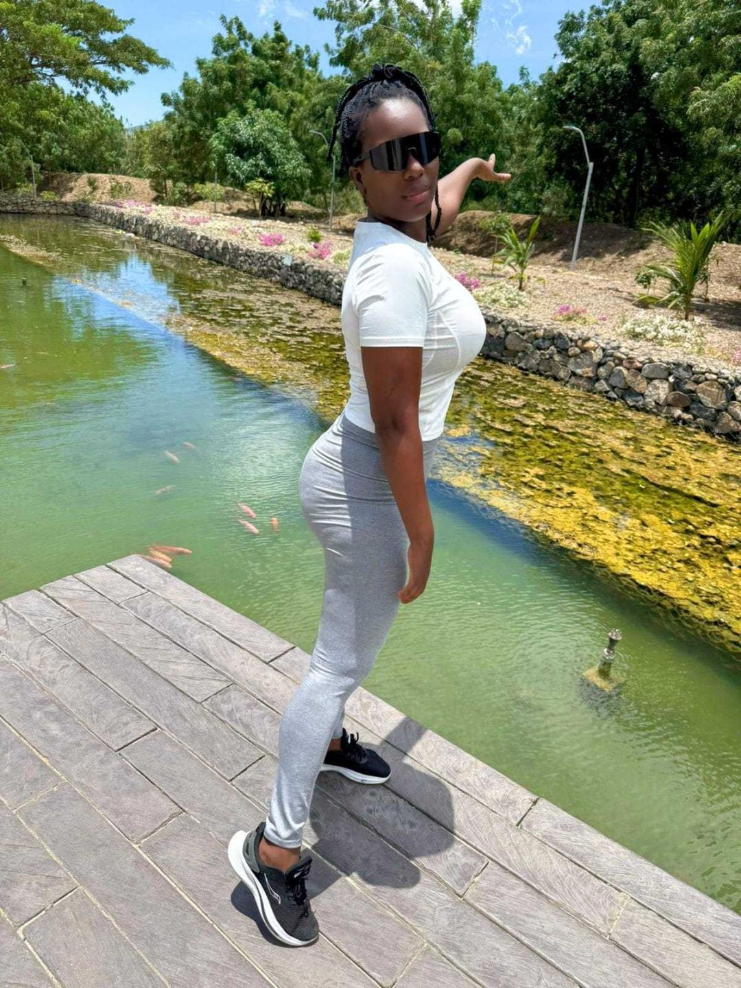 Image of cam model SaraMarks from XloveCam
