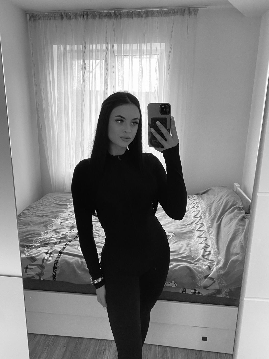 Image of cam model Olieri from XloveCam
