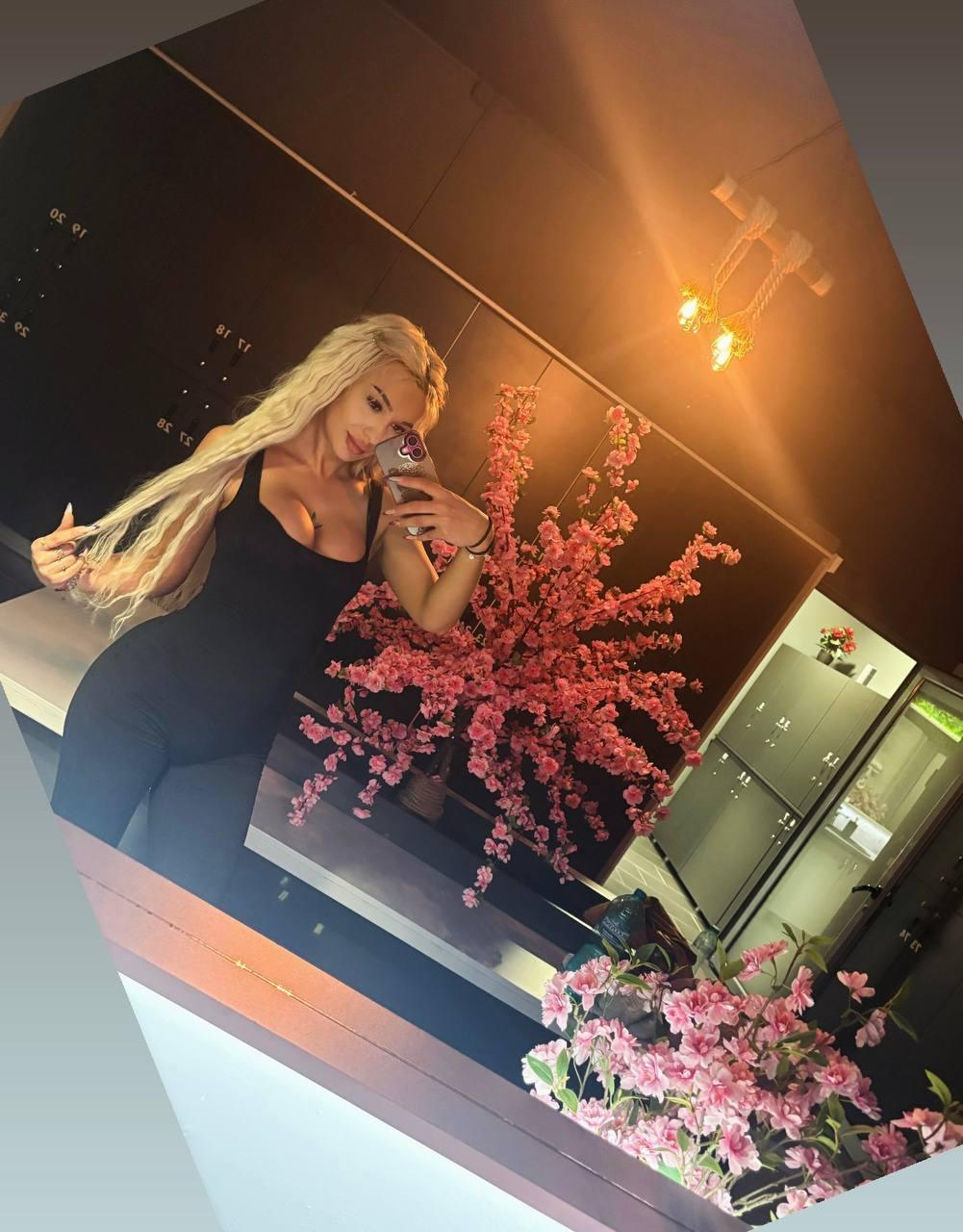 Image of cam model AlmaLux from XloveCam