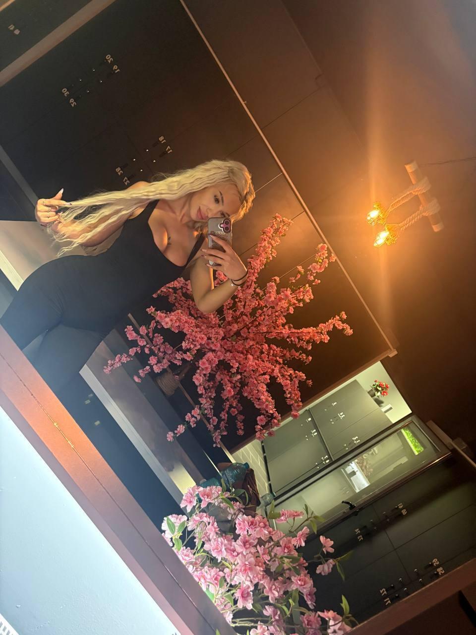 Image of cam model AlmaLux from XloveCam