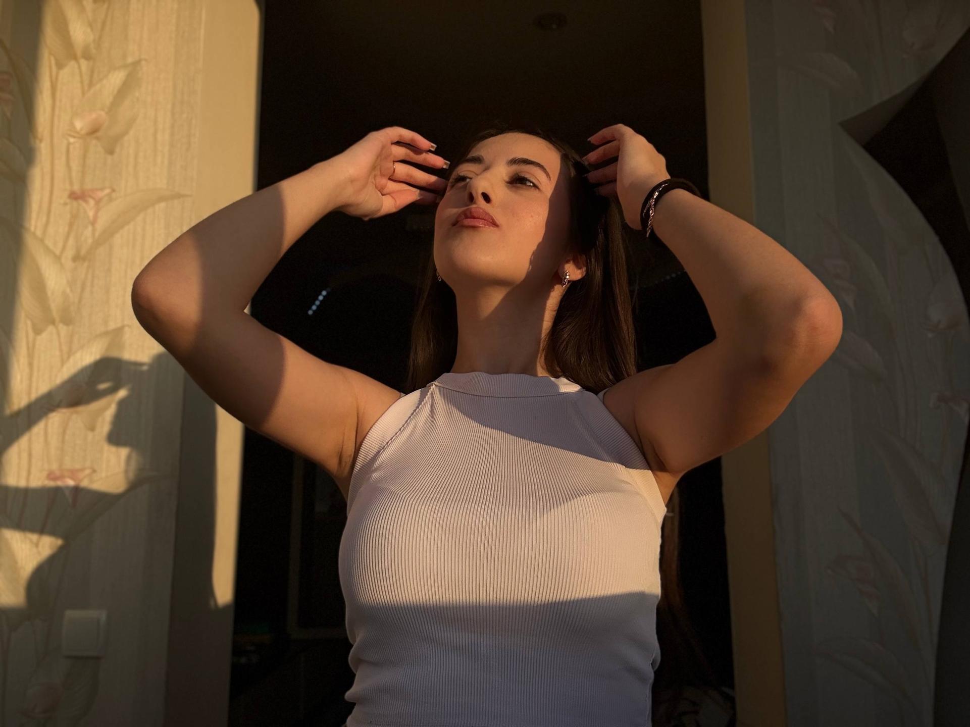 Image of cam model BokSinha from XloveCam