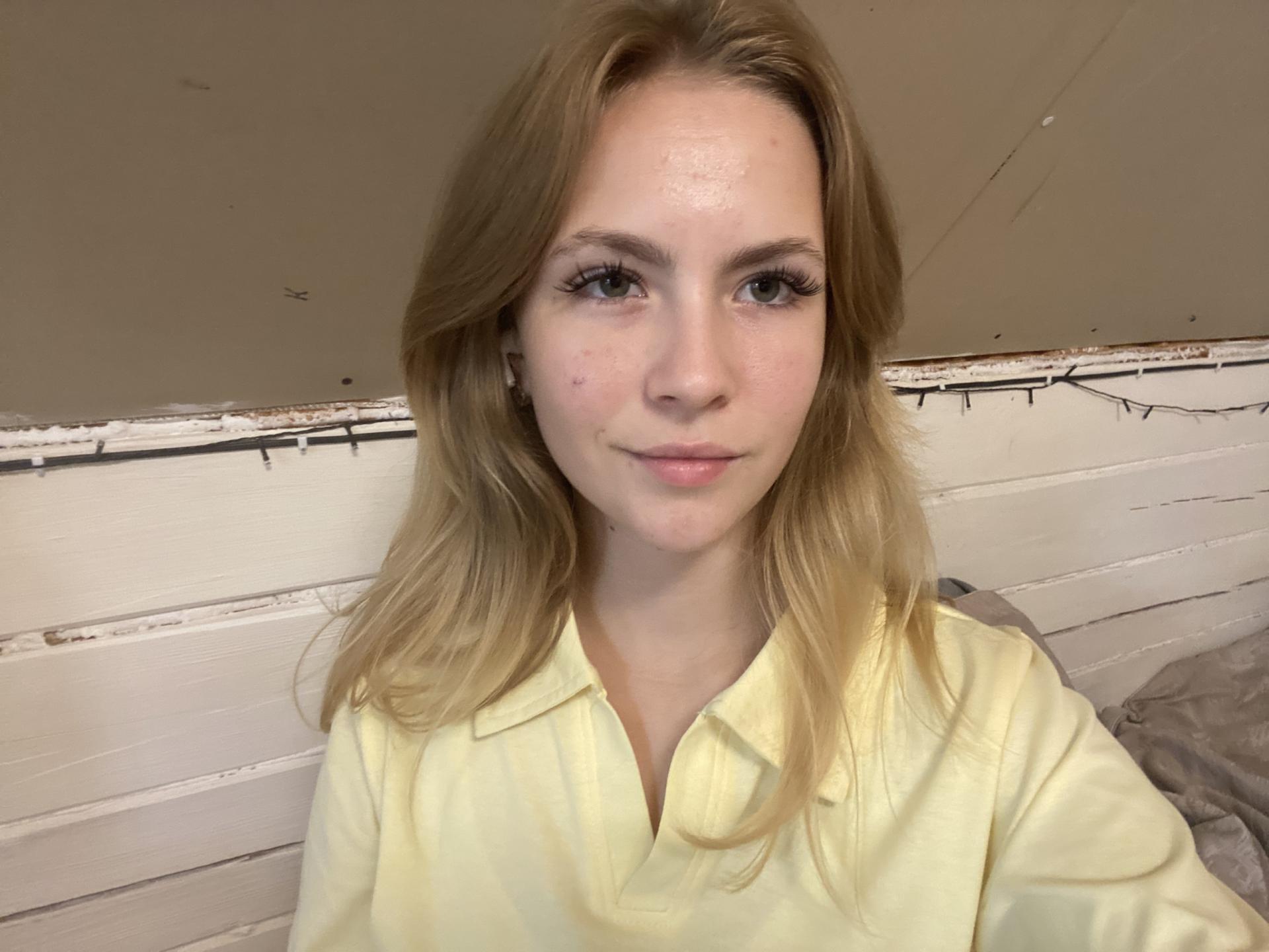 Image of cam model ElsyBroward from XloveCam