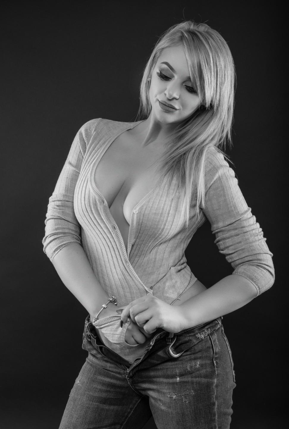 Image of cam model DorothyLake from XloveCam