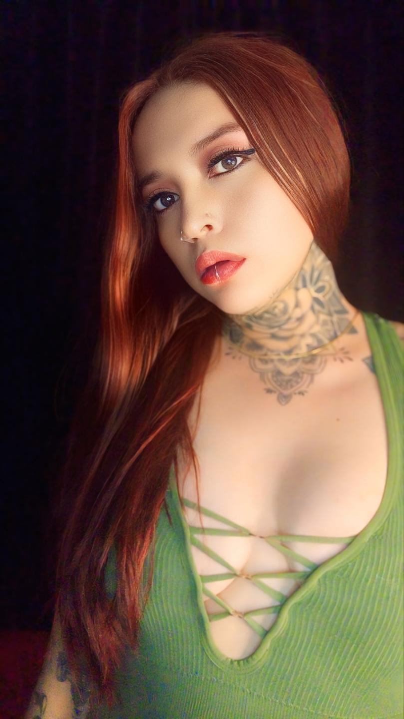 Image of cam model ZoeCaloway from XloveCam