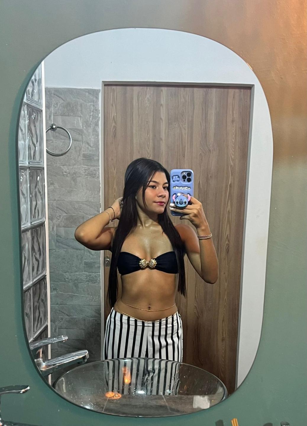 Image of cam model SweetAmanhda from XloveCam