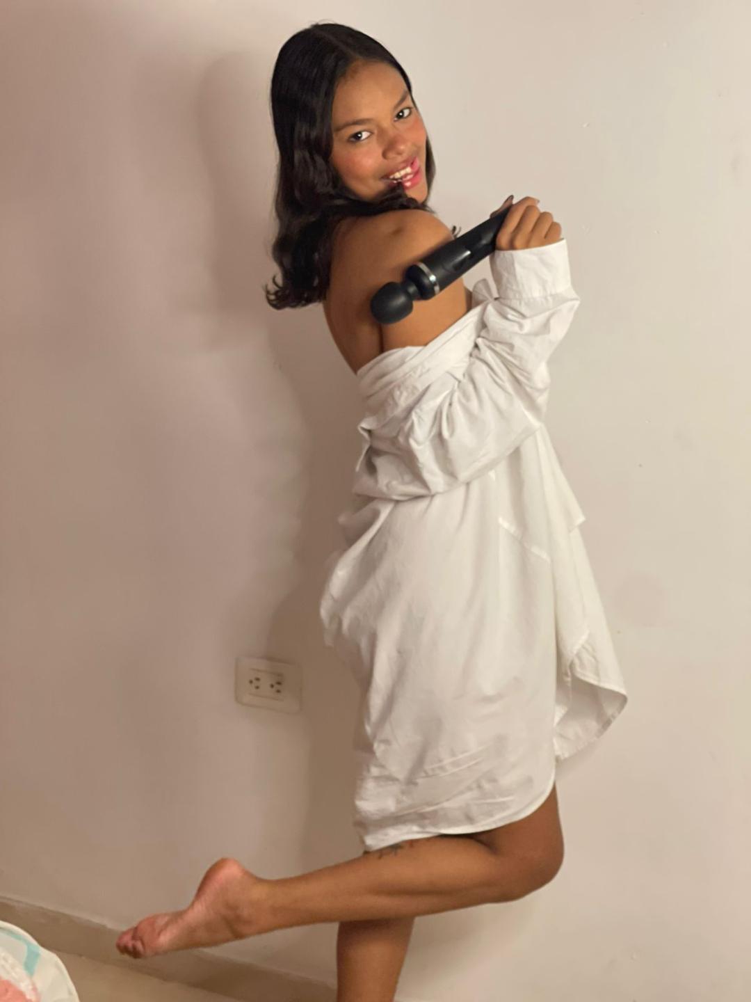 Image of cam model AmbarQueent from XloveCam