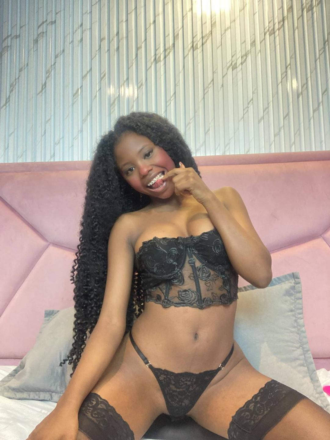 Image of cam model CatalinaSanA from XloveCam