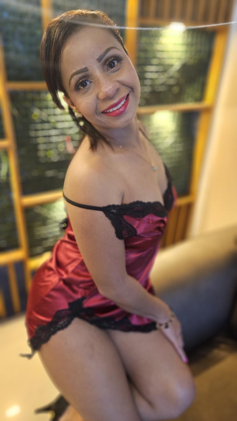 Image of cam model AlondraMonique from XloveCam