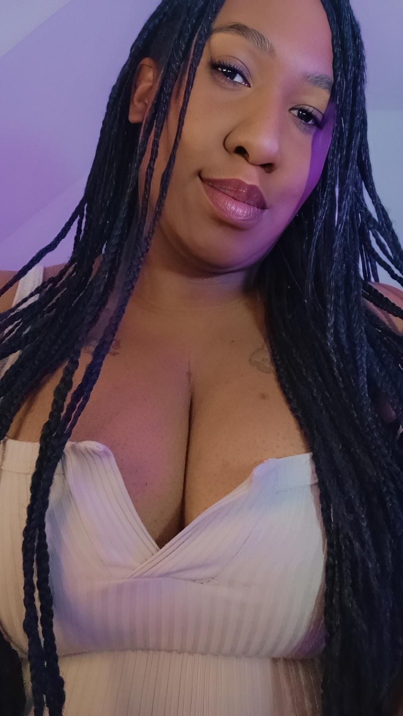 Image of cam model Luxnyx from XloveCam