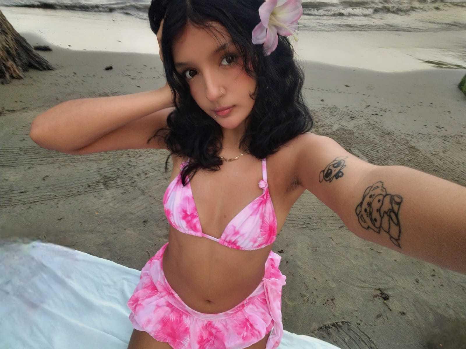Image of cam model PaulineRey from XloveCam