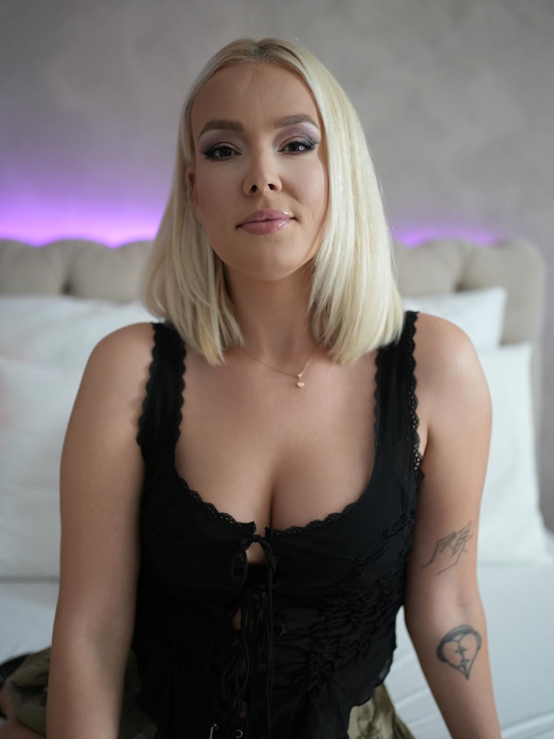 Image of cam model SweetAyra from XloveCam