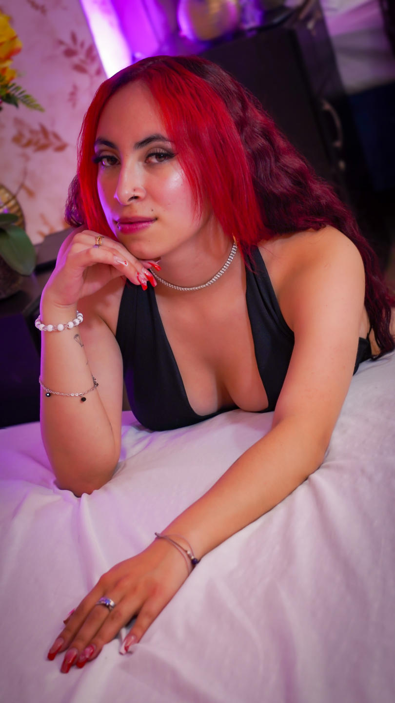Image of cam model AnyaCarter from XloveCam