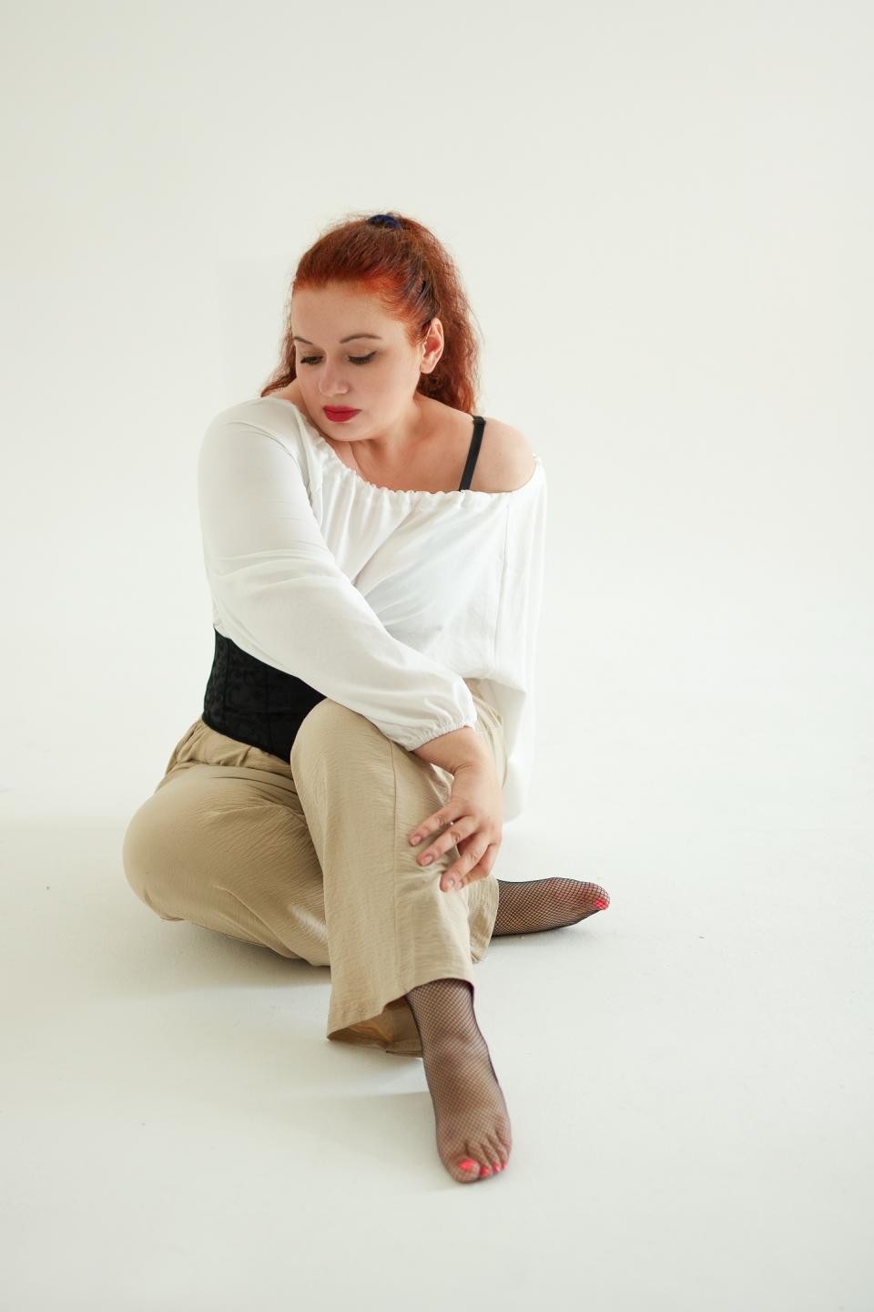 Image of cam model ElisabethLovee from XloveCam