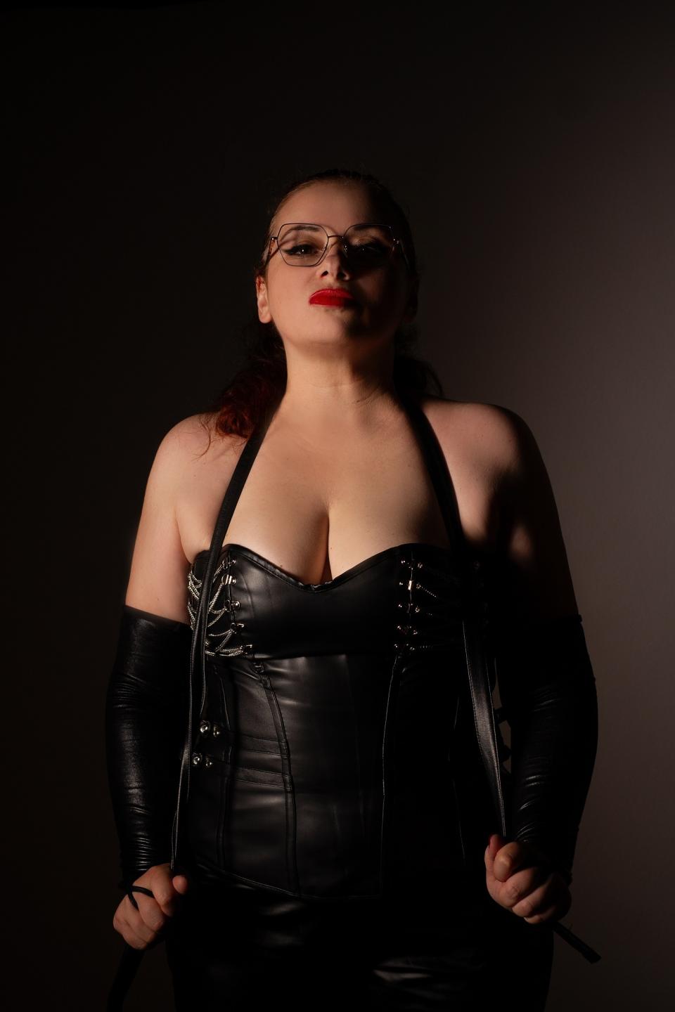 Image of cam model ElisabethLovee from XloveCam