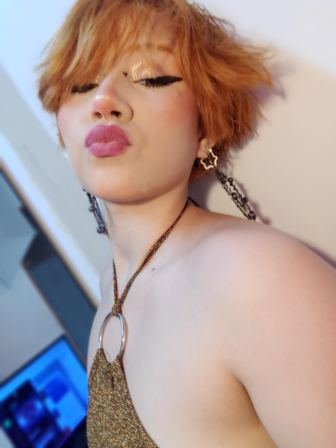 Image of cam model ChloeeWilliams from XloveCam