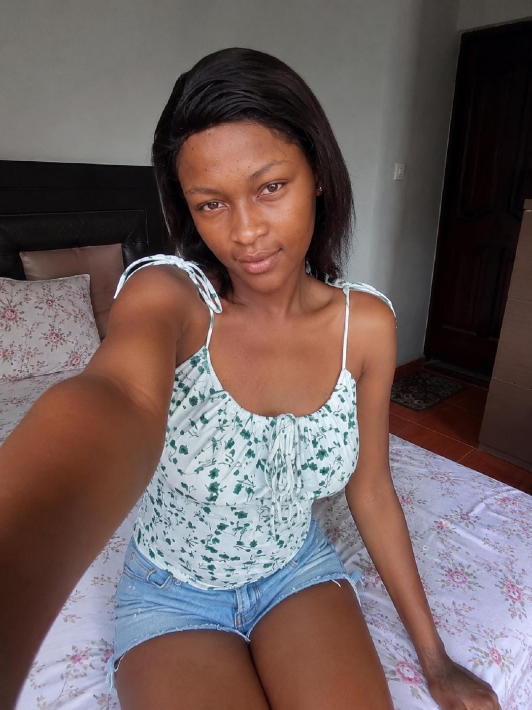 Image of cam model JuicyLeeX from XloveCam