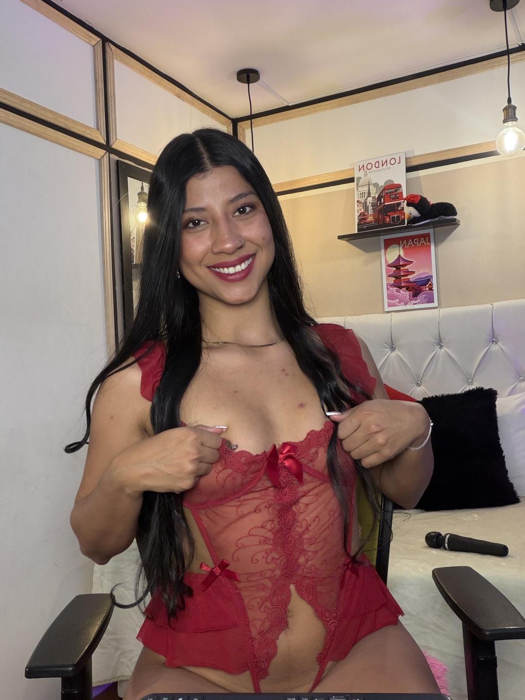 Image of cam model MadinssonGrey from XloveCam