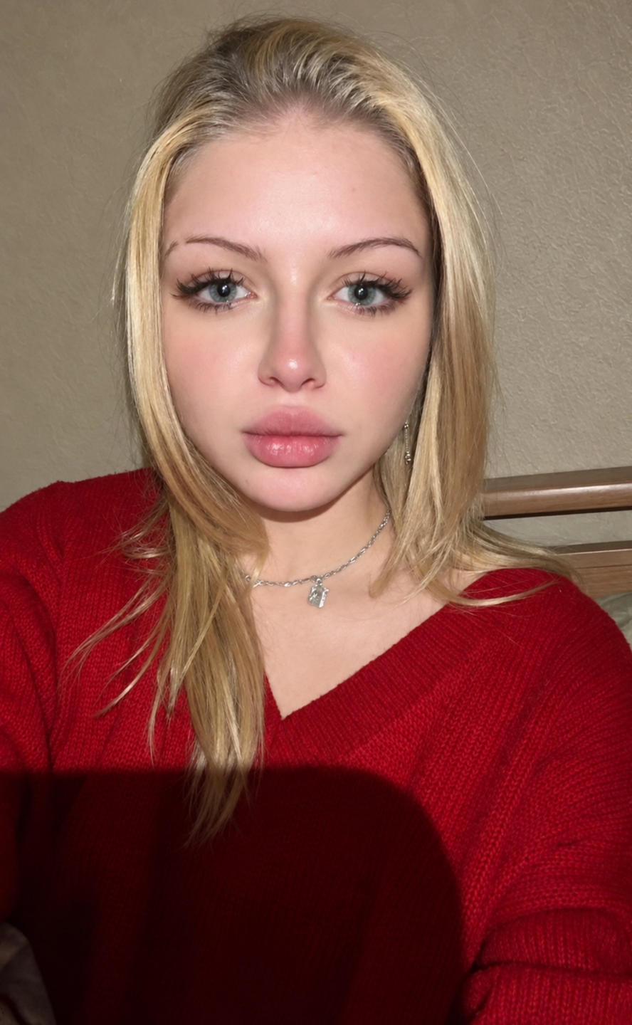 Image of cam model EvelyneBonnette from XloveCam