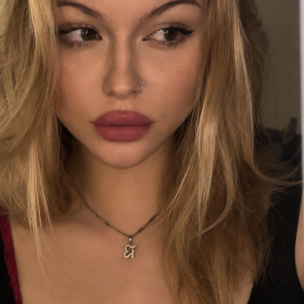 Image of cam model EvelyneBonnette from XloveCam
