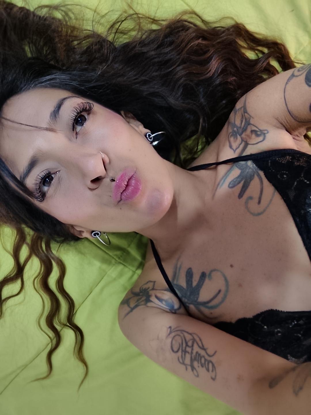 Image of cam model IsaChaud from XloveCam
