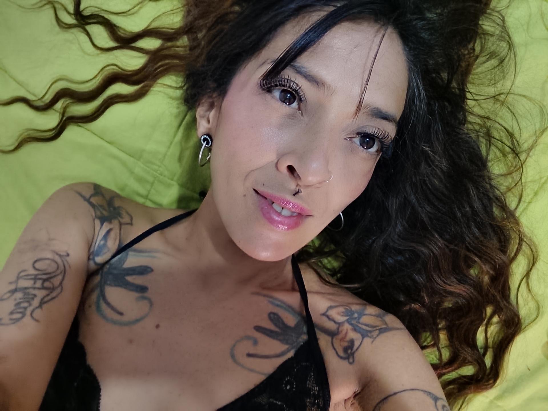 Image of cam model IsaChaud from XloveCam